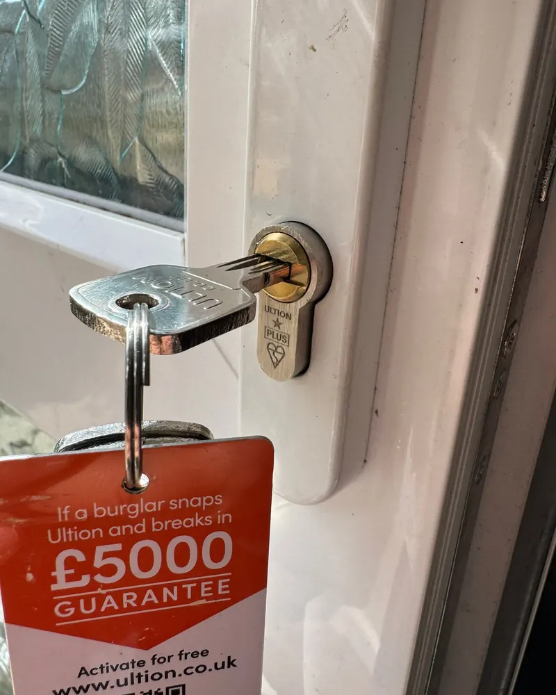 High-security anti-snap euro cylinder lock fitted with key